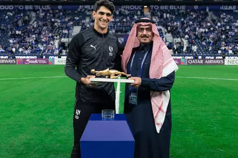 الهلال السعودي يفاجئ ياسين بونو بهدية ثمينة بعد تتويجه بالأفضل في أفريقيا